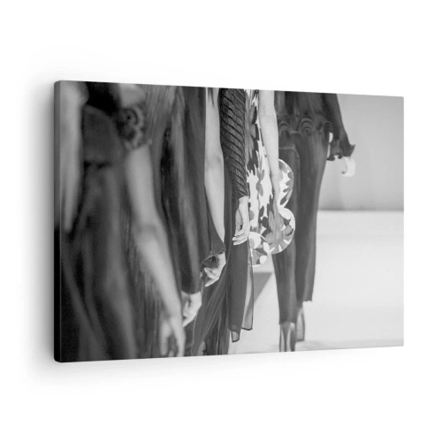 Quadro em tela - Uma cena de passarela em preto e branco mostrando os detalhes dos vestidos e as silhuetas das modelos. - 70x50cm - Um desfile estiloso - Decoração de parede moderna para a sala de estar e quarto ARTTOR