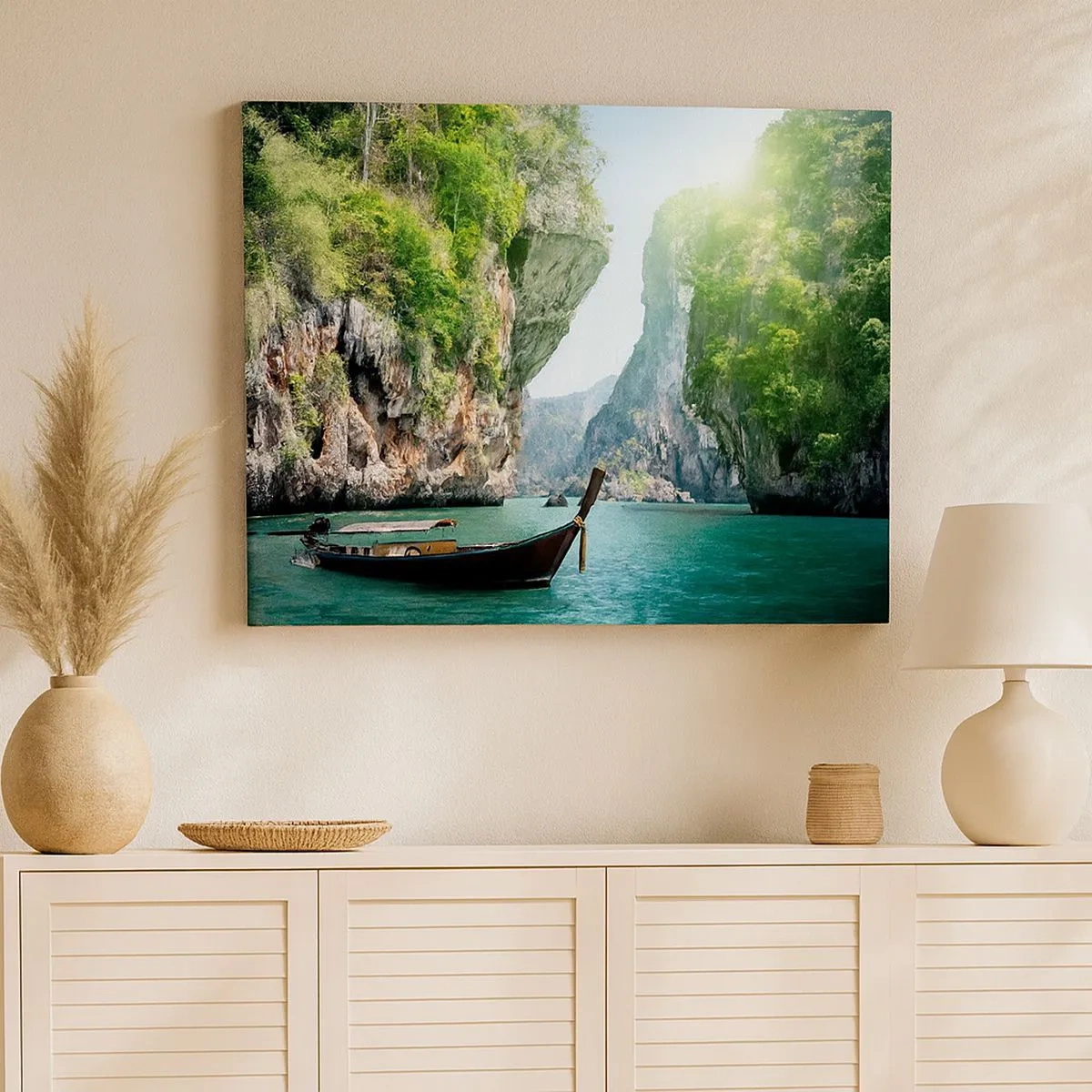 Quadro em tela - Um barco tradicional com um cenário de falésias tropicais e águas azul-turquesa - 70x50cm - Um convite para uma viagem exótica - Decoração de parede moderna para a sala de estar e quarto ARTTOR