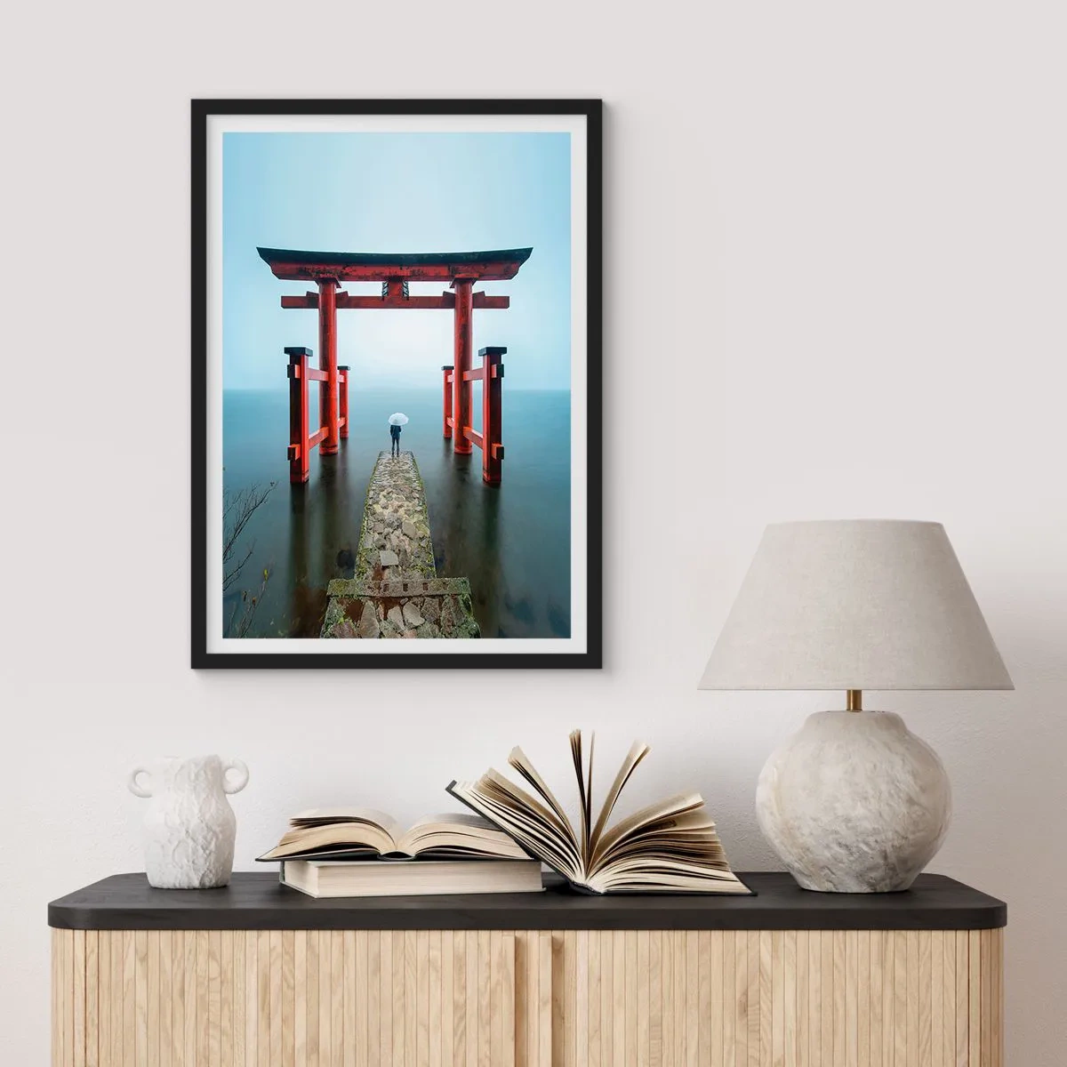 Pôster com moldura preta - Torii vermelho contra o pano de fundo de águas calmas e céu - 50x70cm - Devaneio japonês - Decoração de parede moderna para a sala de estar e quarto ARTTOR