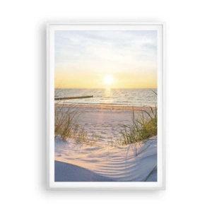 Pôster em moldura branca - O som do mar, o canto dos pássaros, a praia selvagem entre a relva... - 70x100 cm
