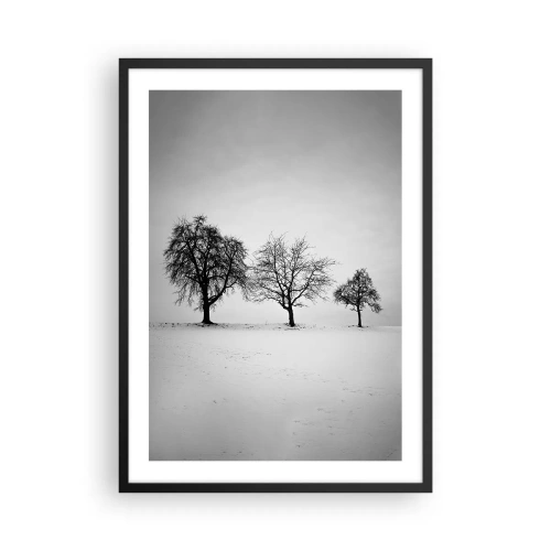 Pôster com moldura preta - Três árvores em um campo nevado em preto e branco - 50x70cm - Com que sonham elas? - Decoração de parede moderna para a sala de estar e quarto ARTTOR