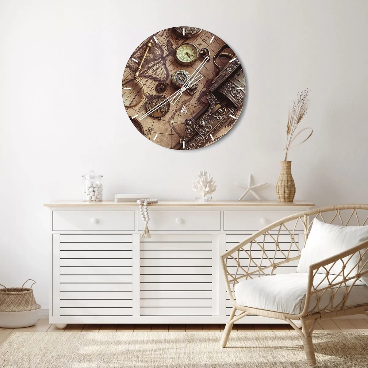 Relógio de parede - Relógio em vidro - Um mapa estilizado com bússola, moedas e armas ornamentadas. - 30x30cm - A aventura nos chama - Decoração de parede moderna para a sala de estar, cozinha e quarto ARTTOR