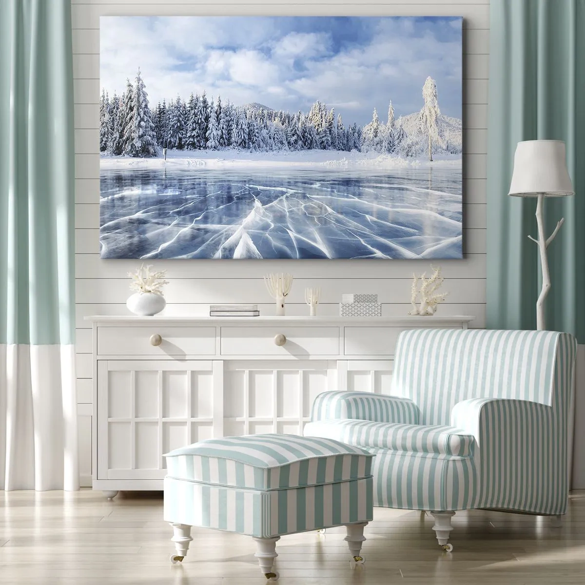 Quadro em tela - Um lago congelado cercado por uma floresta coberta de neve - 70x50cm - Vista deslumbrante e cristalina - Decoração de parede moderna para a sala de estar e quarto ARTTOR