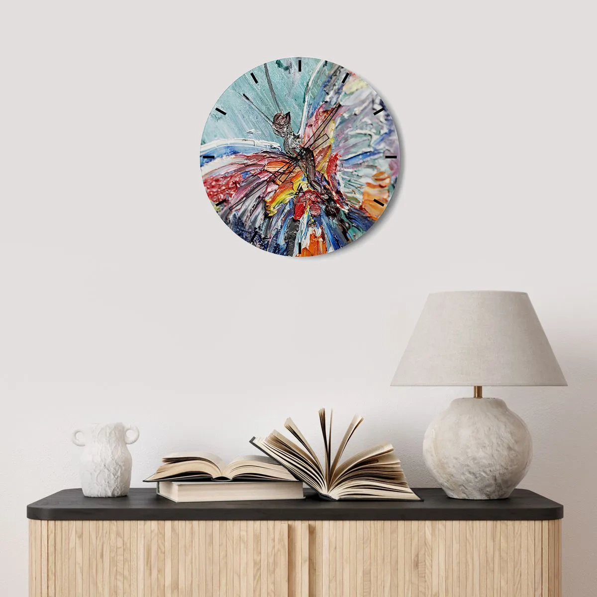 Relógio de parede - Relógio em vidro - Um mostrador de relógio com um motivo abstrato de borboleta em cores intensas. - 30x30cm - Pintado pela natureza - Decoração de parede moderna para a sala de estar, cozinha e quarto ARTTOR