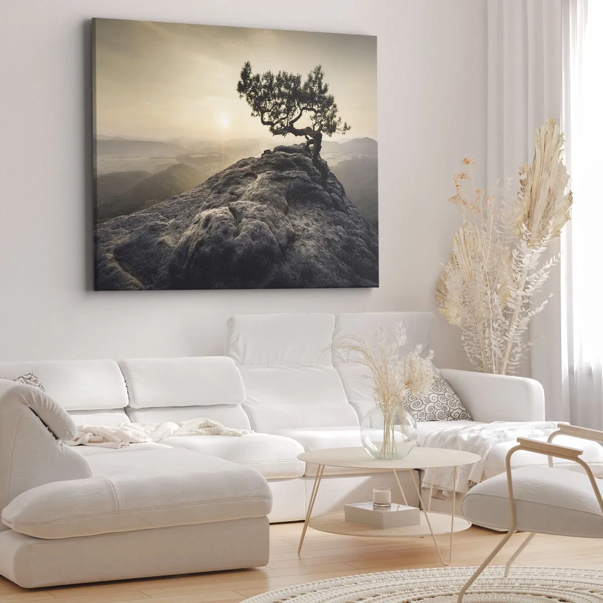 Quadro em tela - Uma árvore solitária em um pico rochoso sob a luz do sol - 70x50cm - A vida ganha sempre - Decoração de parede moderna para a sala de estar e quarto ARTTOR