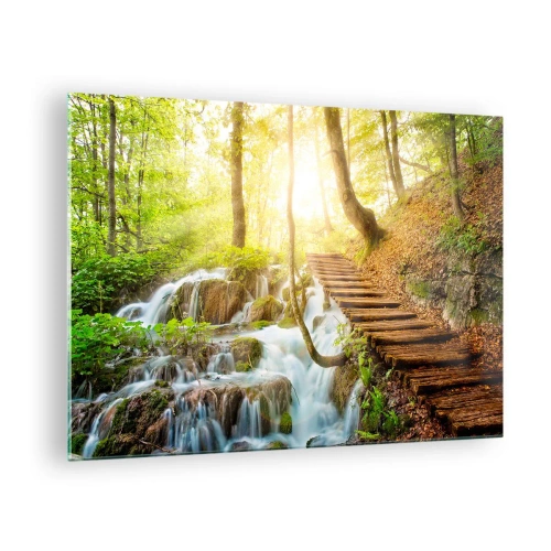Quadro em vidro - Uma cachoeira na floresta com um caminho de madeira iluminado pela luz do sol - 70x50cm - O desejado refresco - Decoração de parede moderna para a sala de estar e quarto ARTTOR