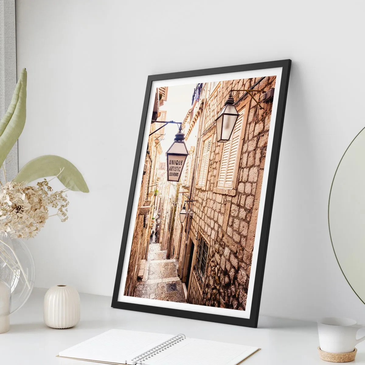Pôster com moldura preta - Uma charmosa rua de pedra com lanternas e escadas - 50x70cm - Um beco encantador - Decoração de parede moderna para a sala de estar e quarto ARTTOR
