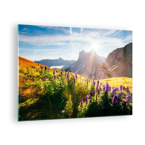Quadro em vidro - Um prado de montanha cheio de flores com um cenário de picos rochosos ao nascer do sol - 70x50cm - A vida secreta das ervas - Decoração de parede moderna para a sala de estar e quarto ARTTOR