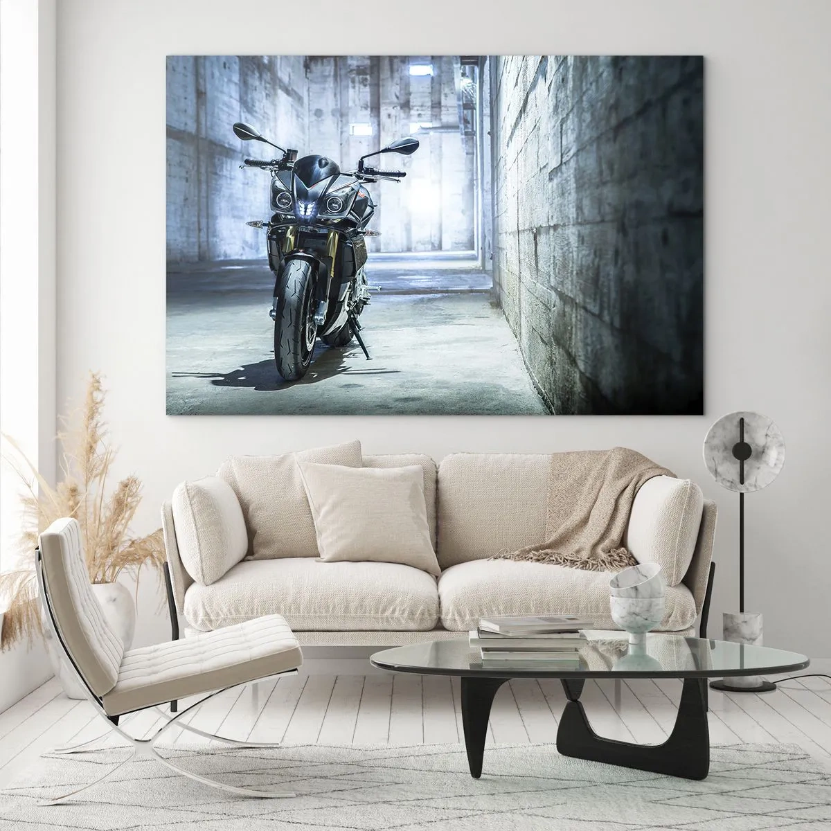 Quadro em vidro - Uma motocicleta em um interior industrial com paredes de concreto - 70x50cm - Antes do motor rugir - Decoração de parede moderna para a sala de estar e quarto ARTTOR