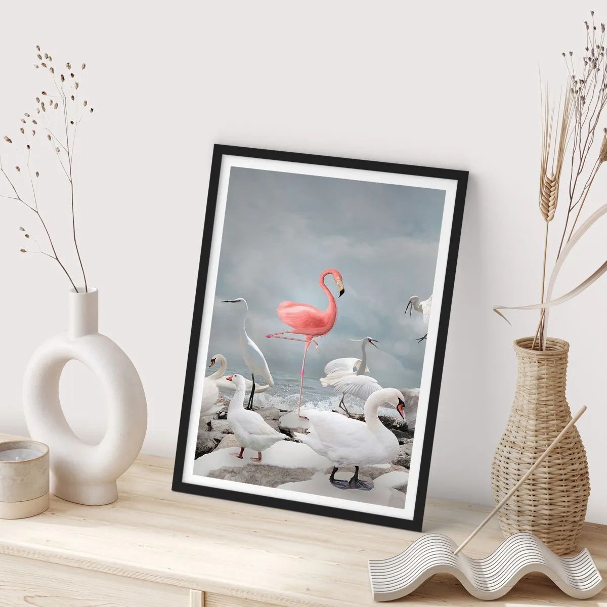 Pôster com moldura preta - Um flamingo rosa cercado por pássaros brancos contra o céu - 50x70cm - Como vim parar aqui? - Decoração de parede moderna para a sala de estar e quarto ARTTOR