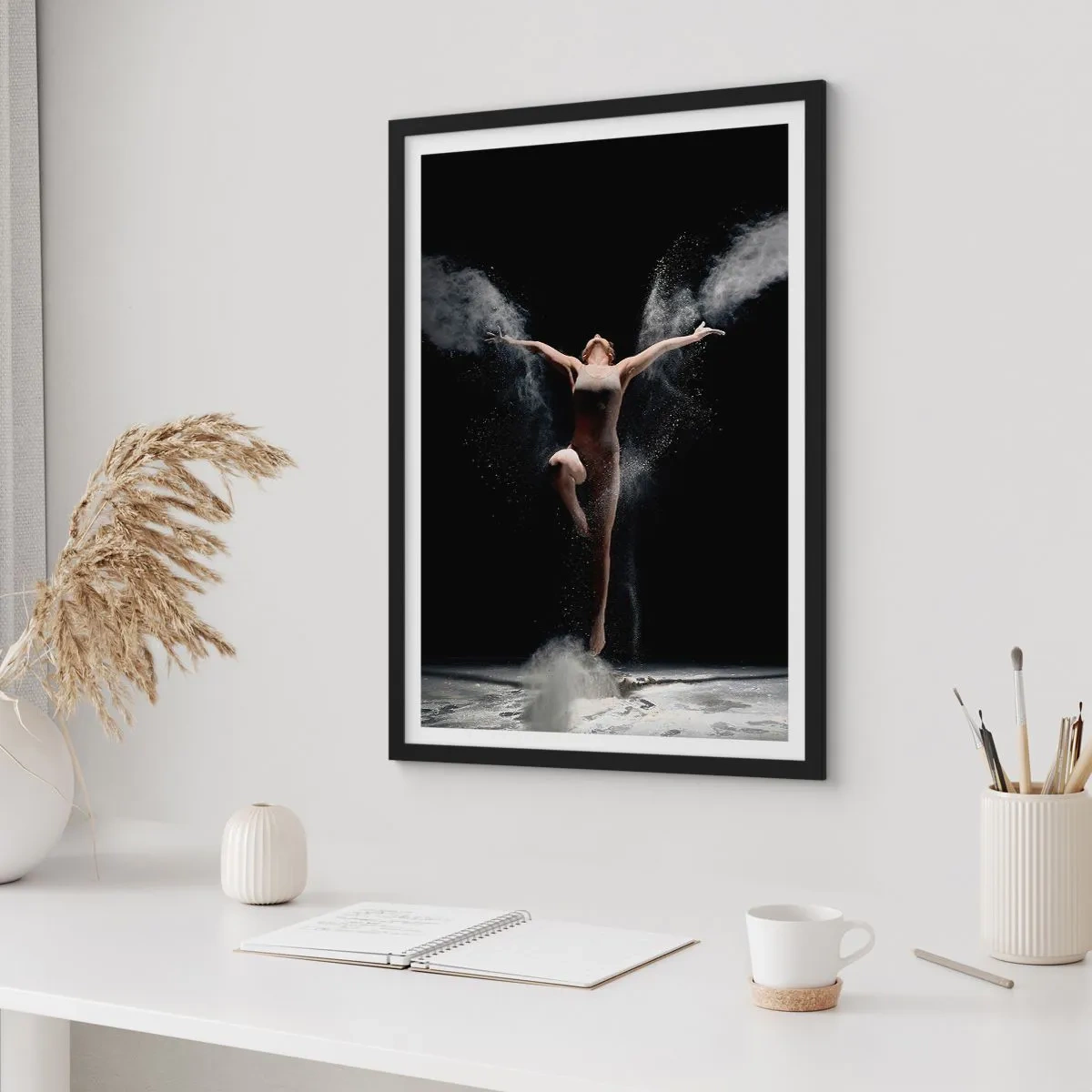 Pôster com moldura preta - Uma dançarina em uma nuvem de poeira contra um fundo preto - 50x70cm - Os elfos existem - Decoração de parede moderna para a sala de estar e quarto ARTTOR