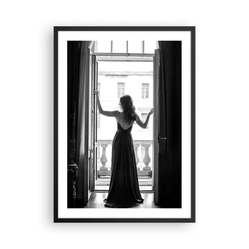 Pôster com moldura preta - Uma mulher com um vestido longo em pé em uma varanda aberta - 50x70cm - Em grande estilo - Decoração de parede moderna para a sala de estar e quarto ARTTOR