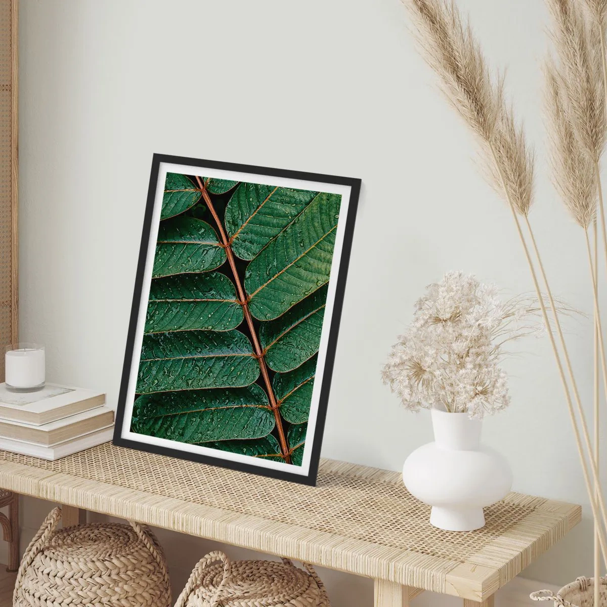Pôster com moldura preta - Folhas com gotas de água criando uma composição harmoniosa - 50x70cm - Num ritmo verde - Decoração de parede moderna para a sala de estar e quarto ARTTOR
