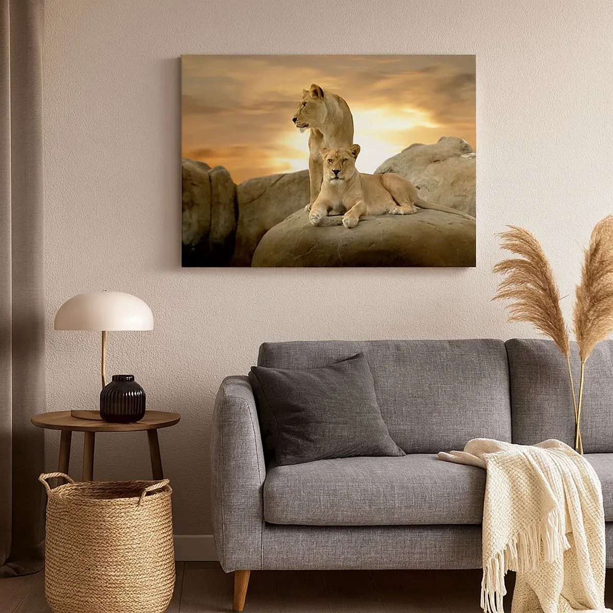Quadro em tela - Duas leoas descansando em uma rocha durante o pôr do sol - 70x50cm - Majestade real - Decoração de parede moderna para a sala de estar e quarto ARTTOR