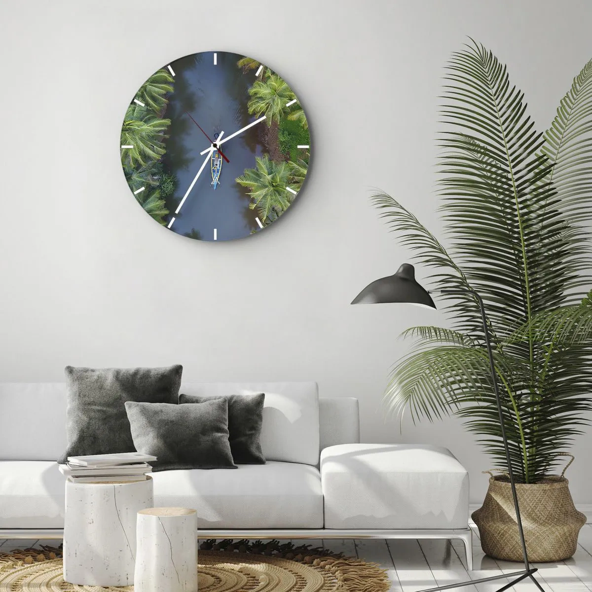 Relógio de parede - Relógio em vidro - Um barco em um rio tropical entre palmeiras, visto de um ponto de vista aéreo. - 30x30cm - Em uma trilha tropical - Decoração de parede moderna para a sala de estar, cozinha e quarto ARTTOR