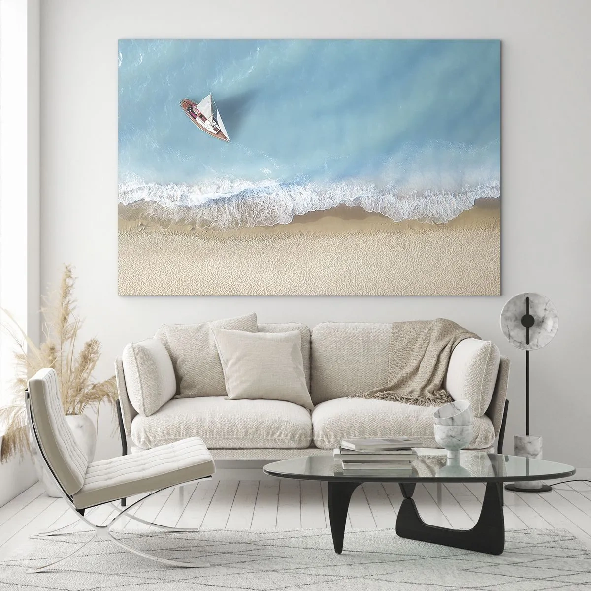 Quadro em vidro - Um veleiro no mar azul perto de uma praia de areia - 70x50cm - No limite do azul e do ouro - Decoração de parede moderna para a sala de estar e quarto ARTTOR