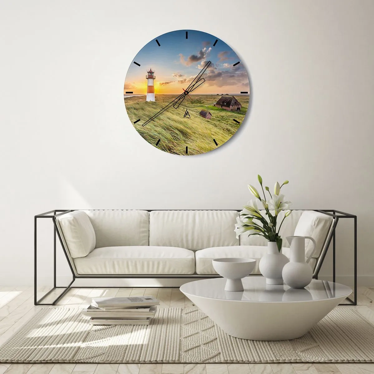 Relógio de parede - Relógio em vidro - Um farol com um pôr do sol e casas de campo ao fundo - 30x30cm - Entre as ondas - Decoração de parede moderna para a sala de estar, cozinha e quarto ARTTOR