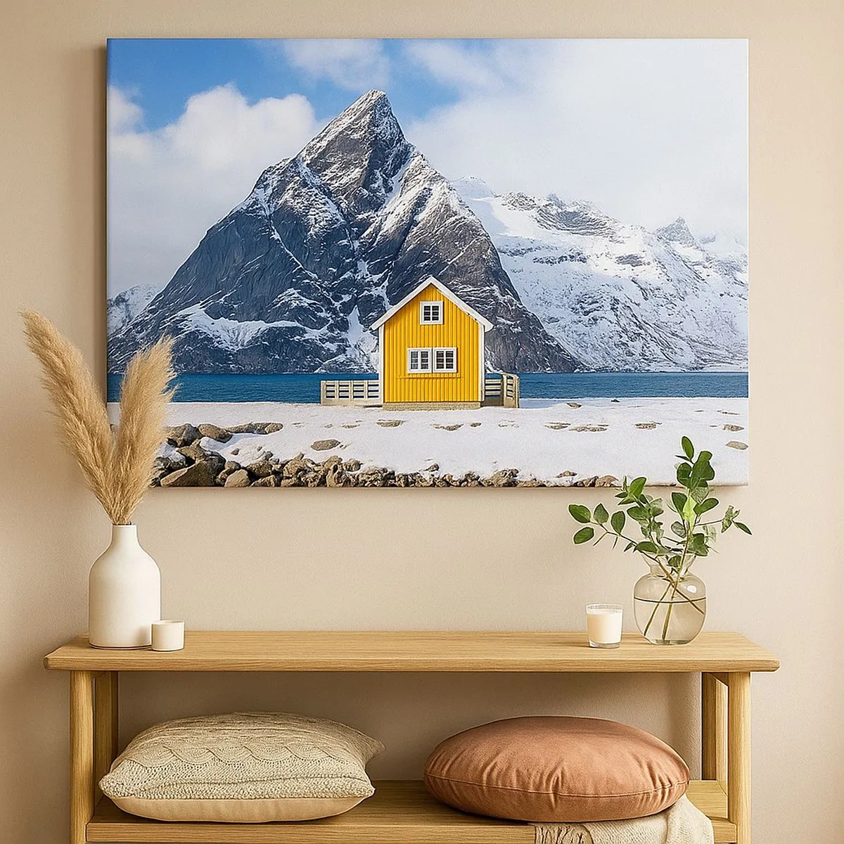 Quadro em tela - Uma casa amarela com o cenário de montanhas cobertas de neve e o mar - 70x50cm - Feriados escandinavos - Decoração de parede moderna para a sala de estar e quarto ARTTOR