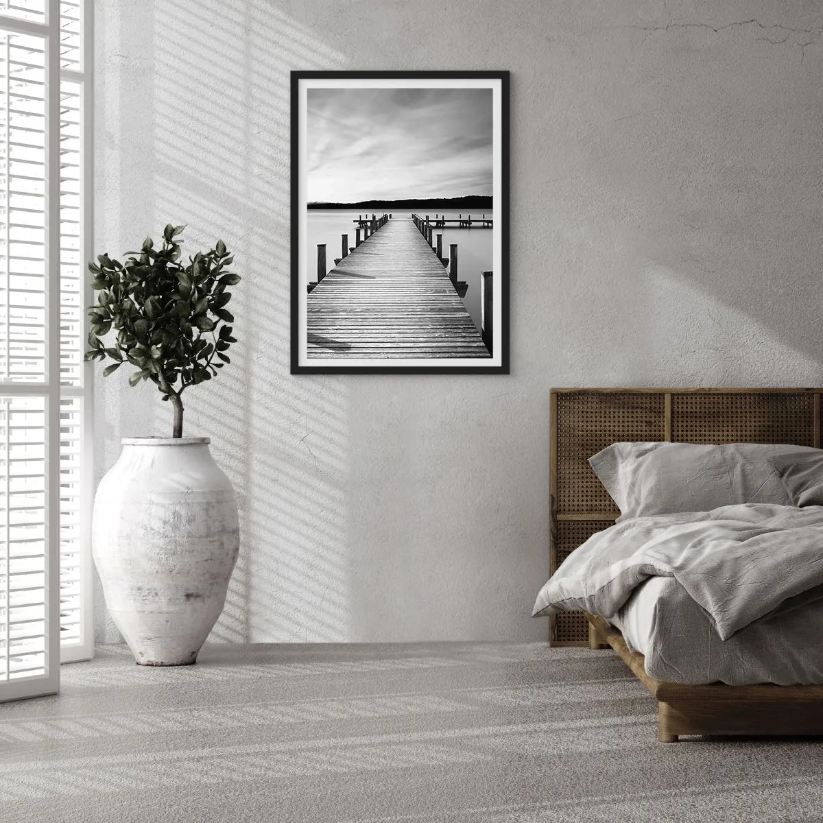 Pôster com moldura preta - Cais de madeira sobre um lago calmo em preto e branco - 50x70cm - A fonte da tranquilidade - Decoração de parede moderna para a sala de estar e quarto ARTTOR
