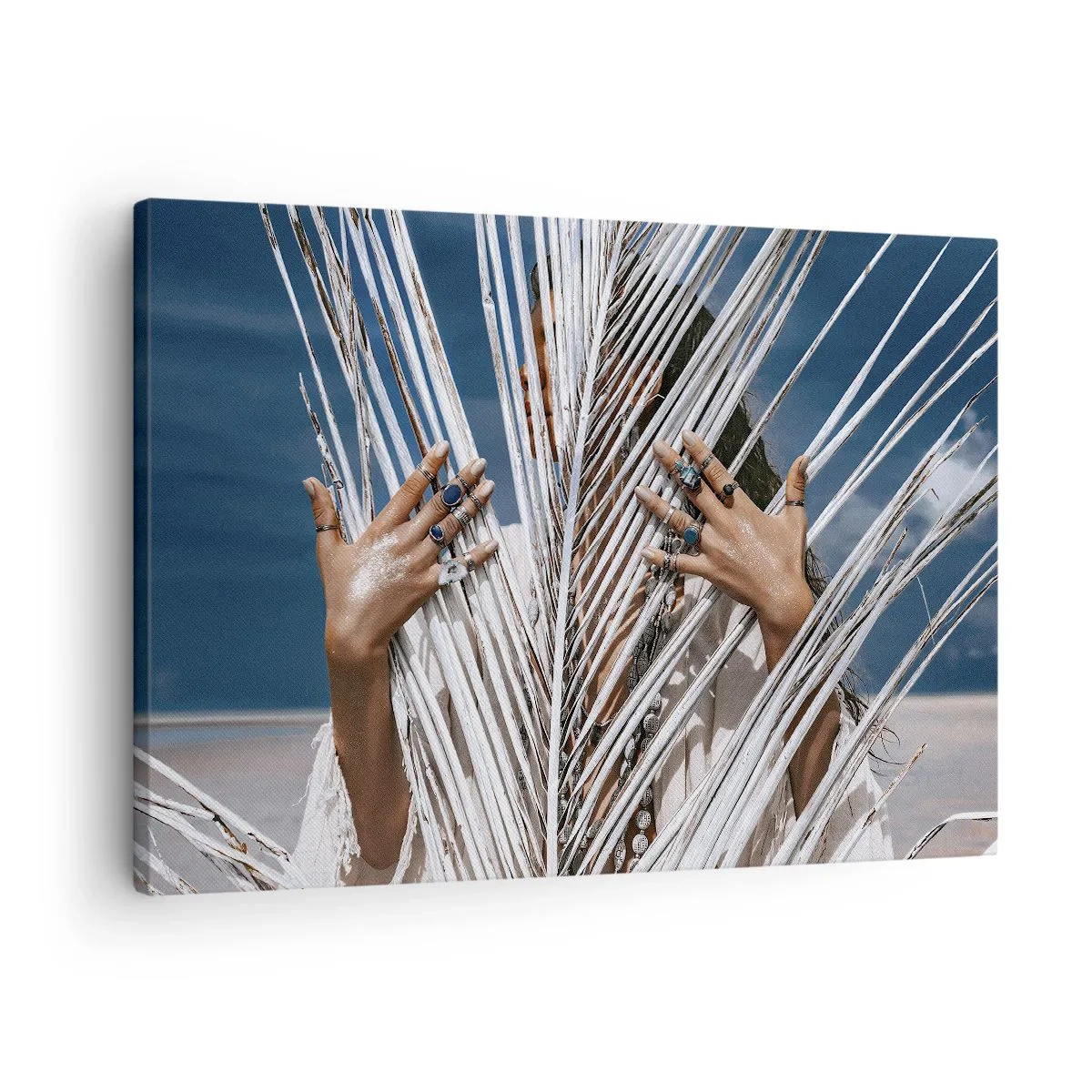 Quadro em tela - Uma mulher escondida atrás de folhas de palmeira com anéis nas mãos. - 70x50cm - A xamã - Decoração de parede moderna para a sala de estar e quarto ARTTOR
