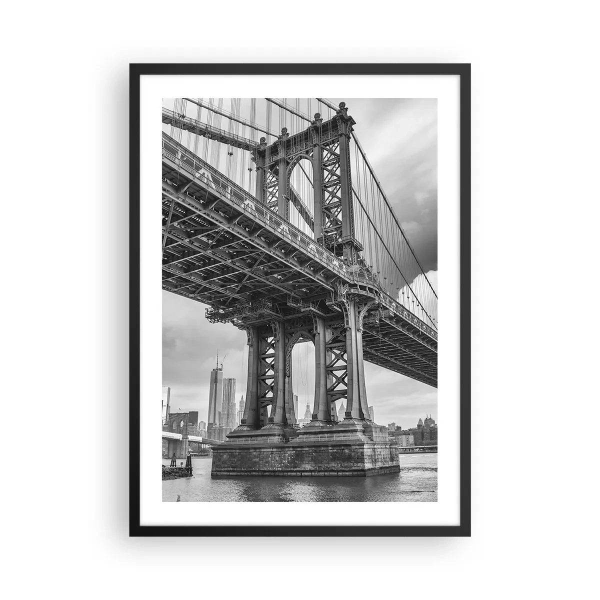 Pôster com moldura preta - Uma ponte em preto e branco tendo como pano de fundo uma paisagem urbana - 50x70cm - Ao coração da cidade - Decoração de parede moderna para a sala de estar e quarto ARTTOR