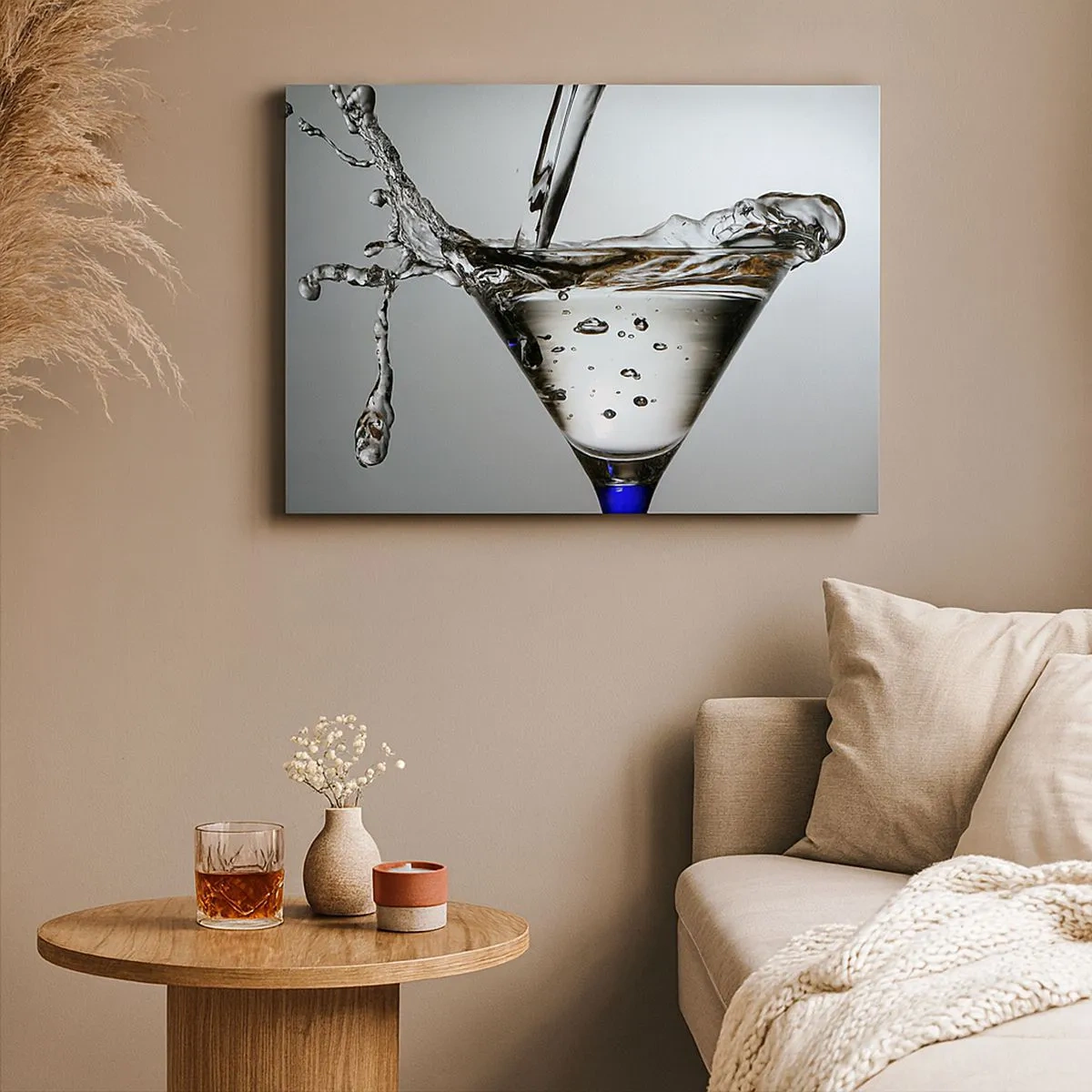Quadro em tela - Taça de Martini com respingos dinâmicos de água sobre um fundo claro. - 70x50cm - Na borda da taça - Decoração de parede moderna para a sala de estar e quarto ARTTOR