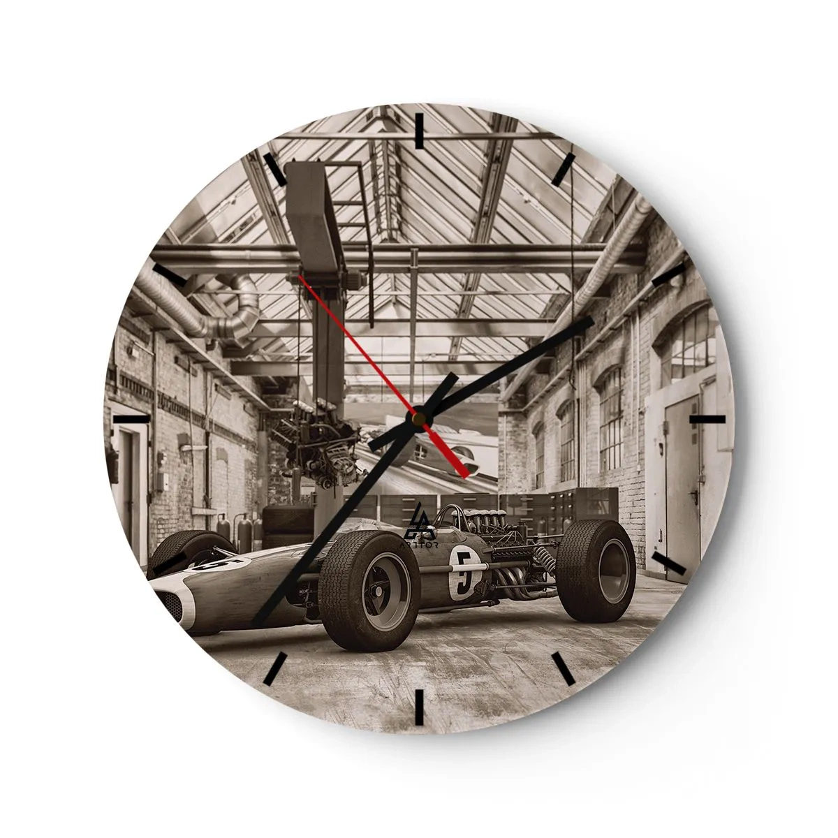 Relógio de parede - Relógio em vidro - Um carro de corrida clássico em um antigo salão industrial - 30x30cm - O descanso do vencedor - Decoração de parede moderna para a sala de estar, cozinha e quarto ARTTOR