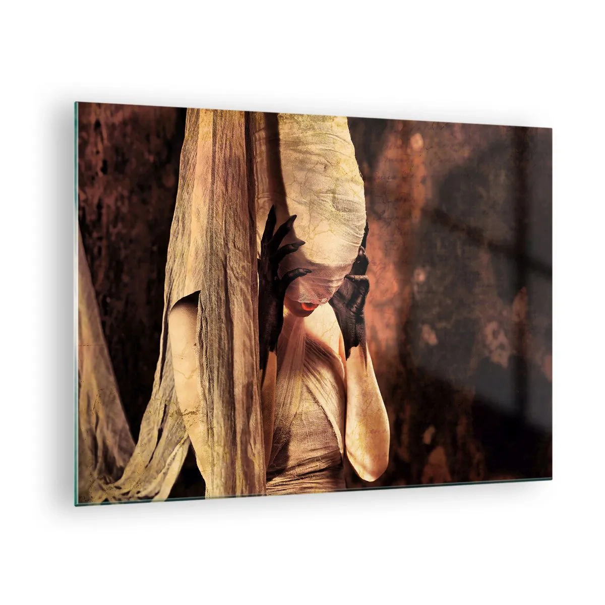 Quadro em vidro - Uma mulher misteriosa cercada por tecidos dourados - 70x50cm - Entre o bem e o mal - Decoração de parede moderna para a sala de estar e quarto ARTTOR