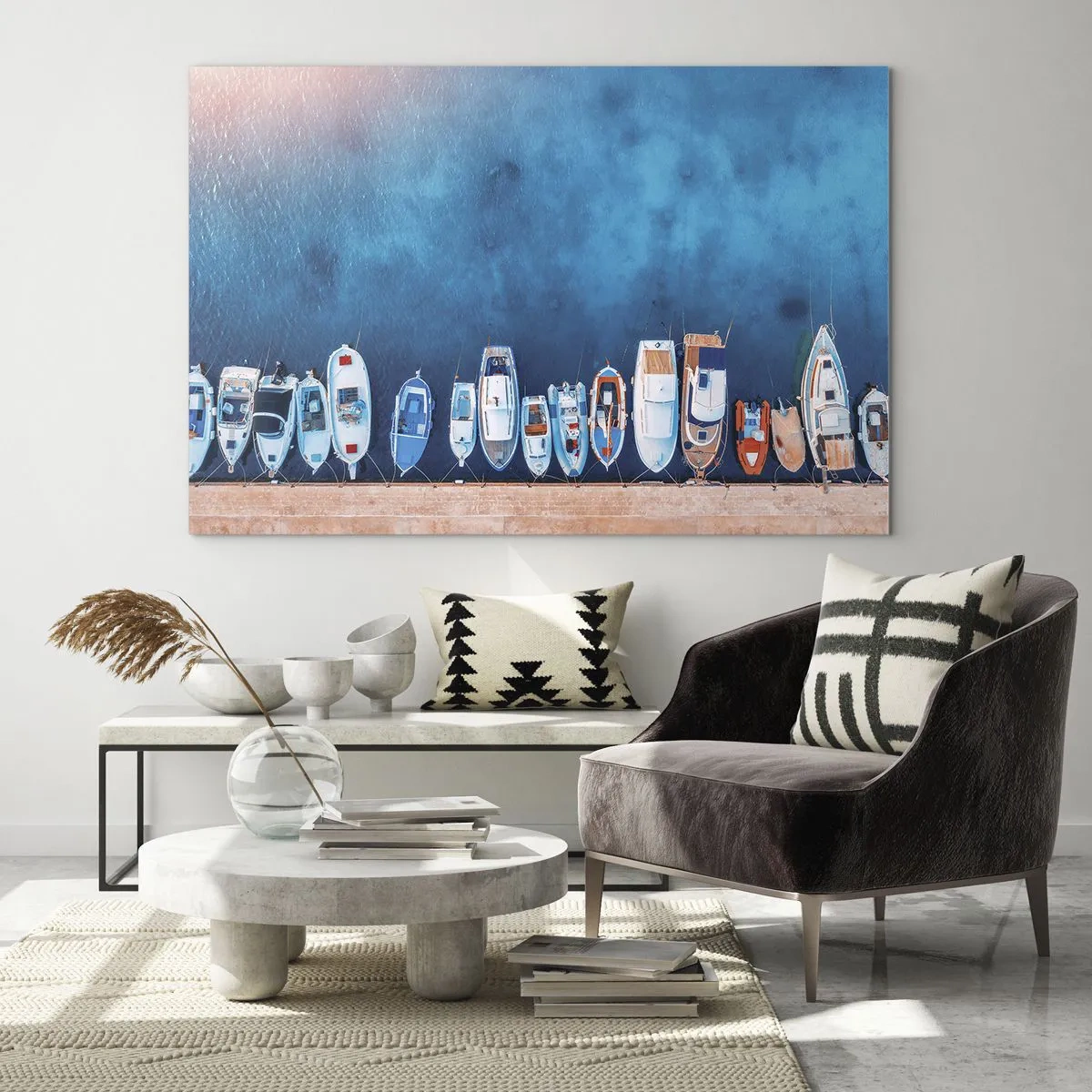 Quadro em vidro - Barcos atracados na costa vistos de uma perspectiva aérea - 70x50cm - Em uma fileira - Decoração de parede moderna para a sala de estar e quarto ARTTOR