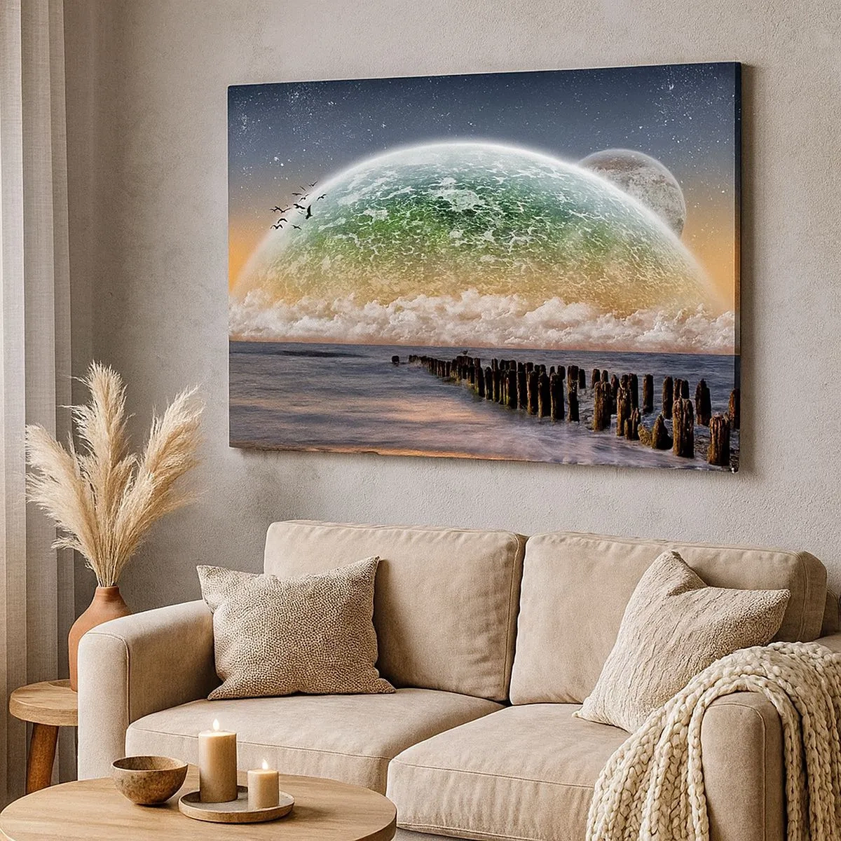 Quadro em tela - Uma paisagem fantástica com um grande planeta acima do mar e um píer de madeira. - 70x50cm - E o mundo emergiu da água - Decoração de parede moderna para a sala de estar e quarto ARTTOR