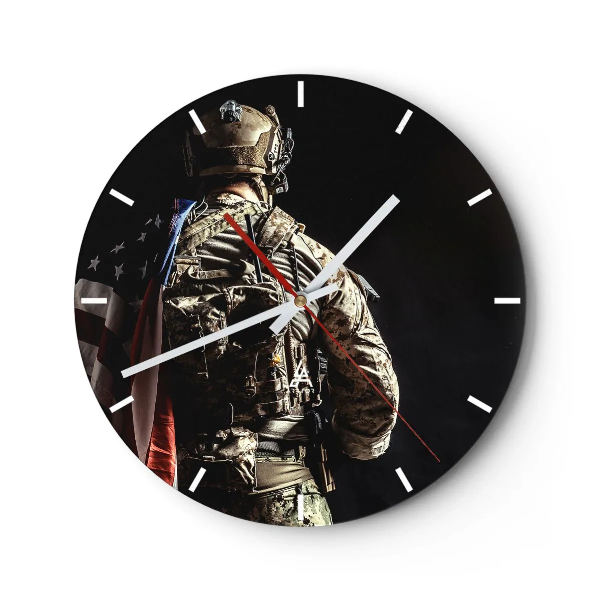 Relógio de parede - Relógio em vidro - Um soldado uniformizado com uma mochila e uma bandeira contra um fundo escuro - 30x30cm - É por isso  - Decoração de parede moderna para a sala de estar, cozinha e quarto ARTTOR