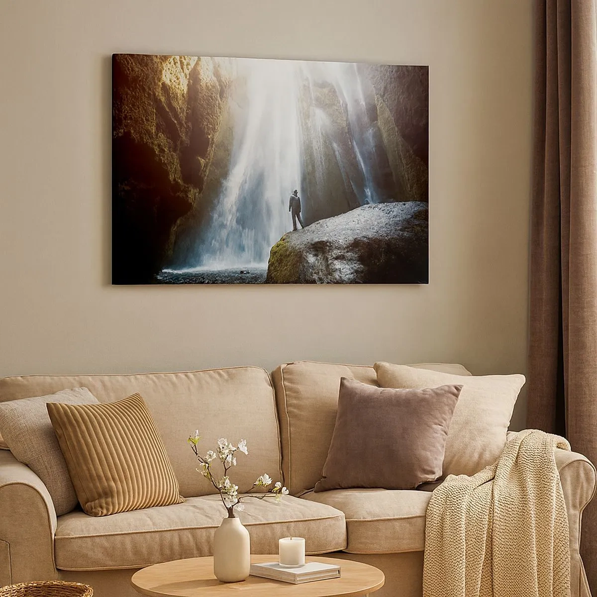 Quadro em tela - Uma figura tendo como pano de fundo uma majestosa cachoeira em um desfiladeiro rochoso - 70x50cm - Restabelecimento das proporções - Decoração de parede moderna para a sala de estar e quarto ARTTOR