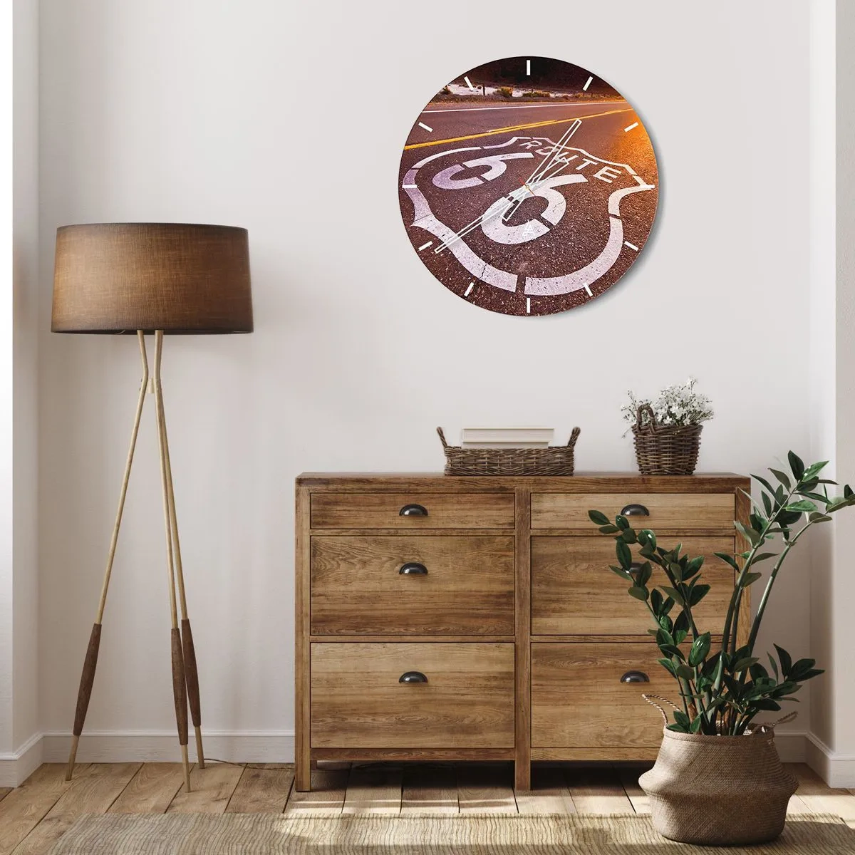 Relógio de parede - Relógio em vidro - Símbolo da Rota 66 em uma estrada pavimentada ao pôr do sol - 30x30cm - A famosa estrada 66 - Decoração de parede moderna para a sala de estar, cozinha e quarto ARTTOR