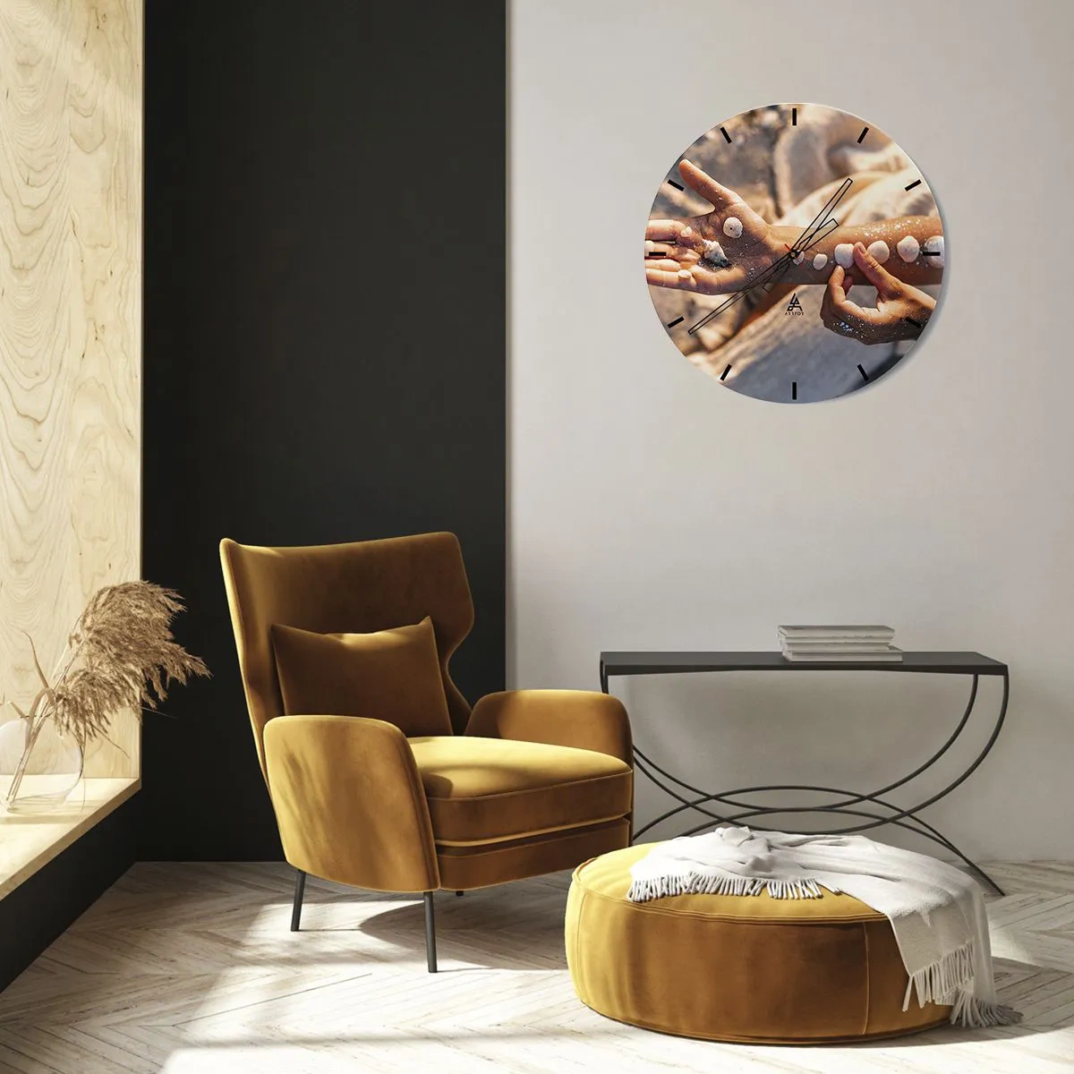 Relógio de parede - Relógio em vidro - Conchas colocadas na mão de uma criança sobre um fundo de areia - 30x30cm - Beleza na ponta dos dedos - Decoração de parede moderna para a sala de estar, cozinha e quarto ARTTOR