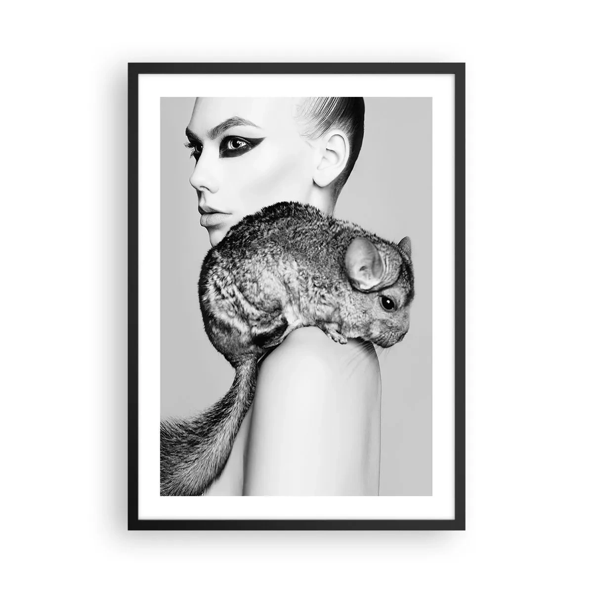 Pôster com moldura preta - Uma mulher com uma chinchila em uma foto artística em preto e branco - 50x70cm - A dama com a chinchila - Decoração de parede moderna para a sala de estar e quarto ARTTOR