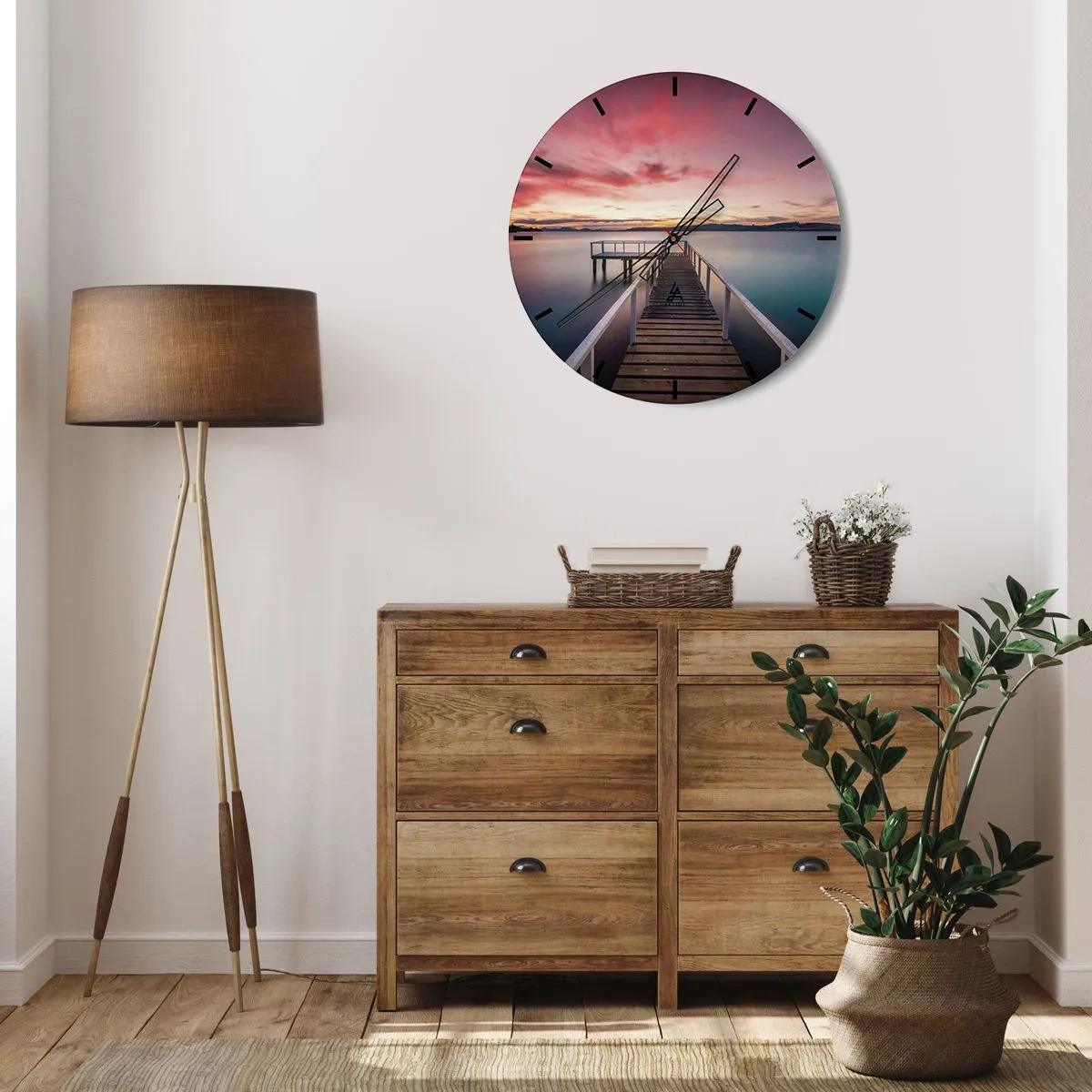 Relógio de parede - Relógio em vidro - Um píer sobre um lago calmo ao pôr do sol - 30x30cm - A chama suave da noite - Decoração de parede moderna para a sala de estar, cozinha e quarto ARTTOR