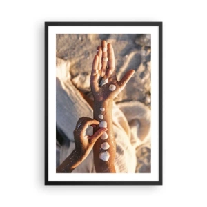 Pôster com moldura preta - Mãos decoradas com conchas em um fundo arenoso - 50x70cm - Beleza na ponta dos dedos - Decoração de parede moderna para a sala de estar e quarto ARTTOR