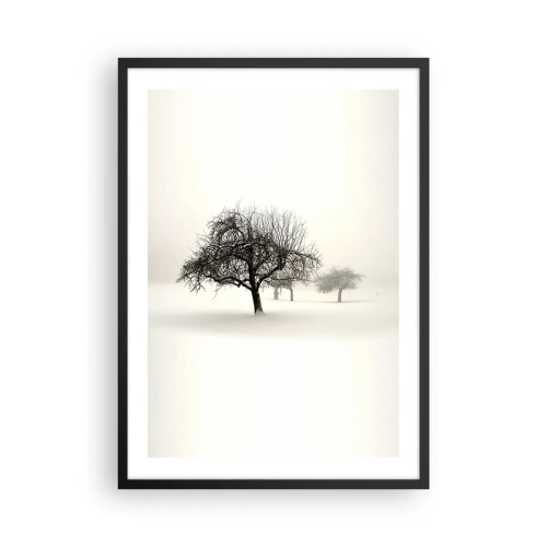 Pôster com moldura preta - Paisagem de inverno com árvores solitárias em um ambiente nebuloso - 50x70cm - Sono de inverno - Decoração de parede moderna para a sala de estar e quarto ARTTOR