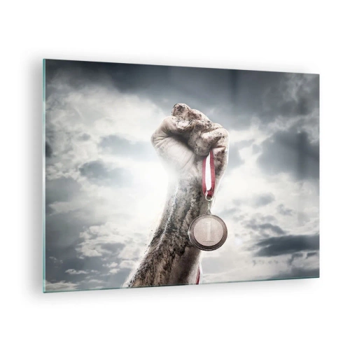 Quadro em vidro - Uma mão segurando uma medalha contra um fundo de nuvens - 70x50cm - Per aspera ad astra - Decoração de parede moderna para a sala de estar e quarto ARTTOR