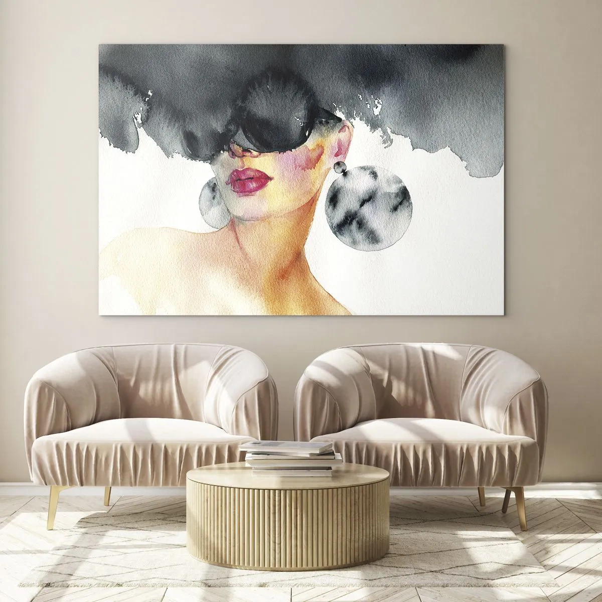 Quadro em vidro - Retrato de uma mulher com brincos grandes e uma mancha preta acima da cabeça - 70x50cm - O segredo da elegância - Decoração de parede moderna para a sala de estar e quarto ARTTOR