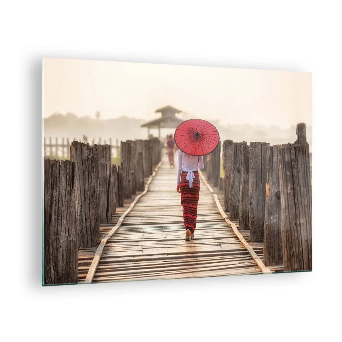 Quadro em vidro - Uma mulher com um guarda-chuva vermelho em uma ponte de madeira - 70x50cm - Na ponte velha - Decoração de parede moderna para a sala de estar e quarto ARTTOR