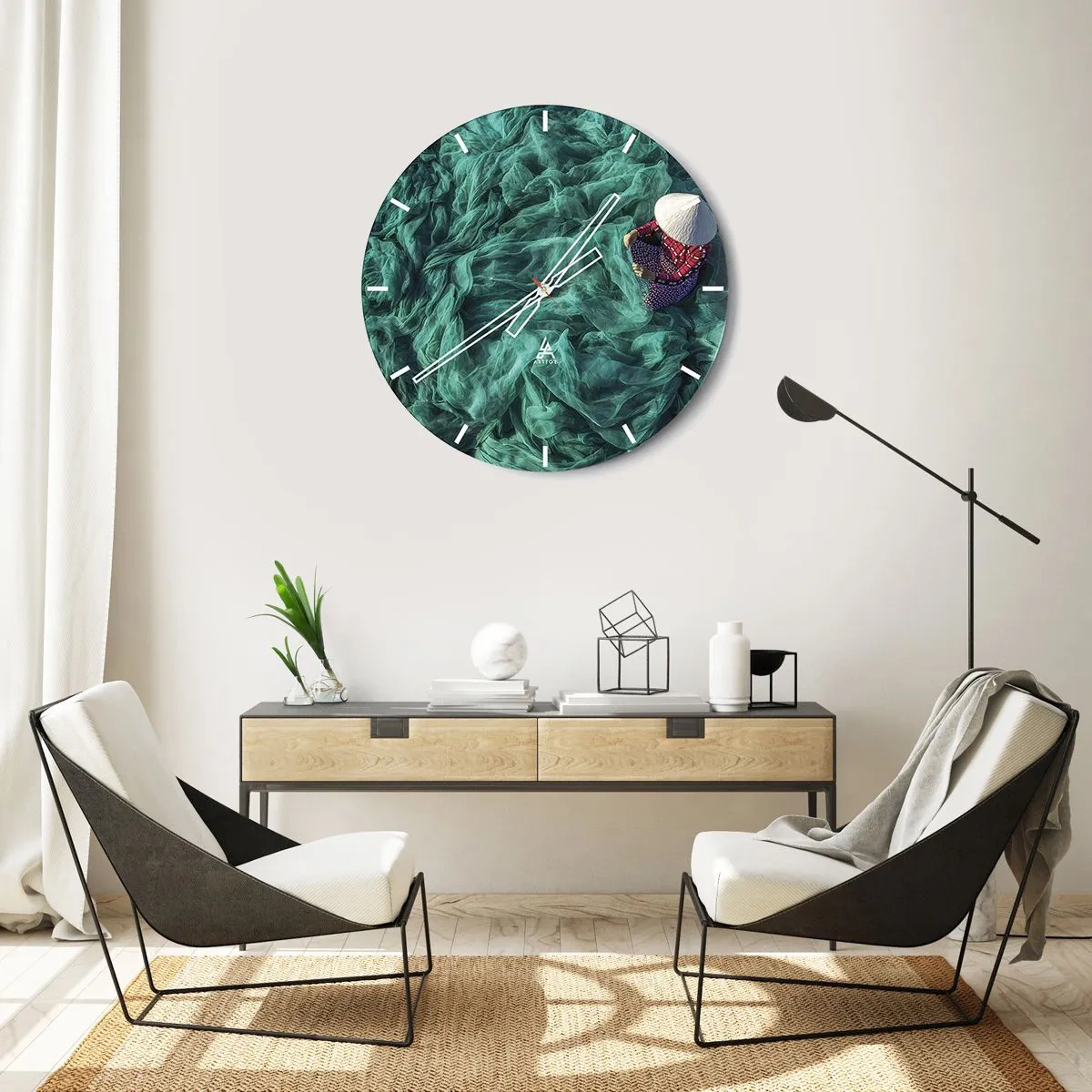 Relógio de parede - Relógio em vidro - Uma pessoa usando um chapéu tradicional em um fundo de redes verdes. - 30x30cm - Num mar de redes - Decoração de parede moderna para a sala de estar, cozinha e quarto ARTTOR