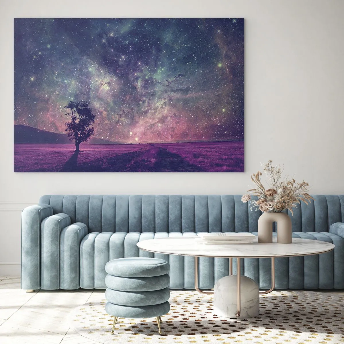 Quadro em vidro - Uma árvore tendo como pano de fundo um céu estrelado e uma galáxia - 70x50cm - Sob o céu mágico - Decoração de parede moderna para a sala de estar e quarto ARTTOR