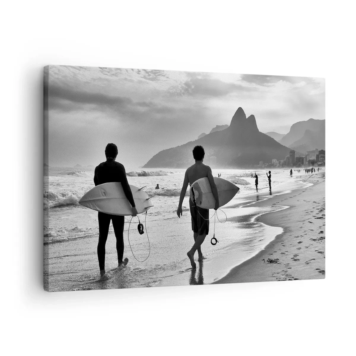 Quadro em tela - Dois surfistas caminhando na praia com suas pranchas em preto e branco. - 70x50cm - Samba para uma onda - Decoração de parede moderna para a sala de estar e quarto ARTTOR