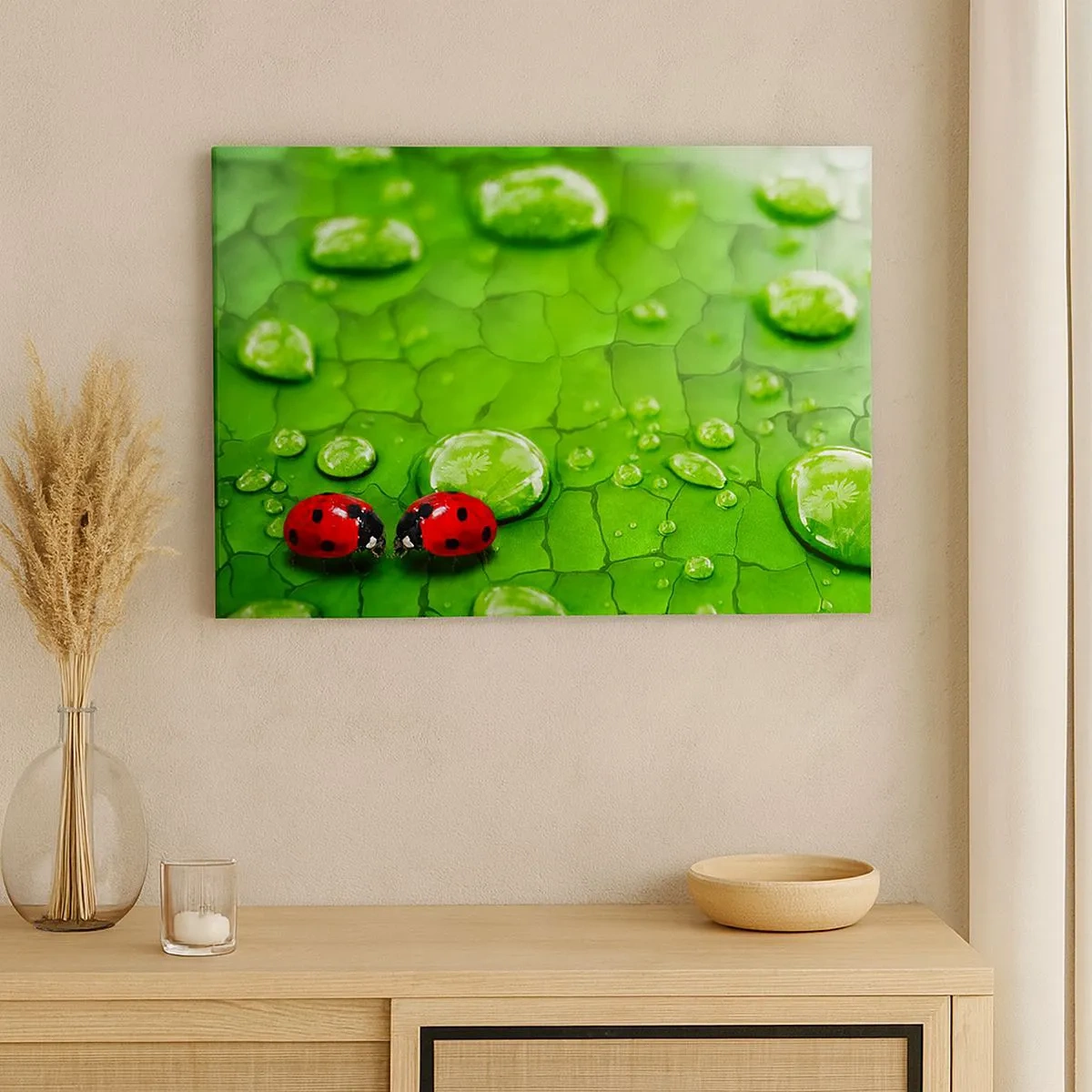Quadro em tela - Duas joaninhas em uma folha com gotas de água em fotografia macro - 70x50cm - Reunião em verde - Decoração de parede moderna para a sala de estar e quarto ARTTOR