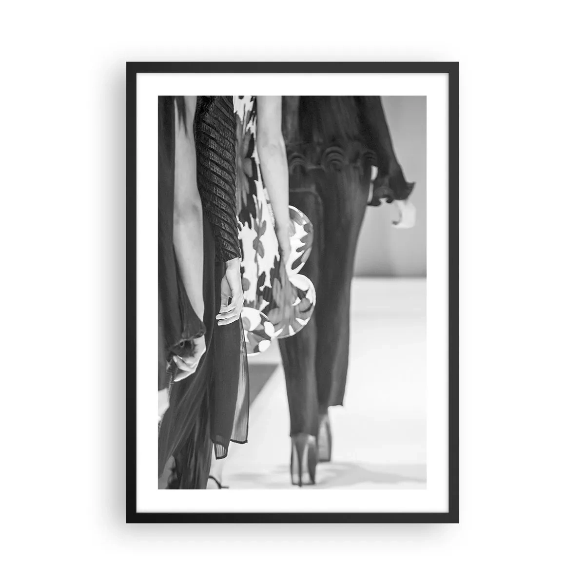 Pôster com moldura preta - Foto em preto e branco de modelos na passarela - 50x70cm - Um desfile estiloso - Decoração de parede moderna para a sala de estar e quarto ARTTOR