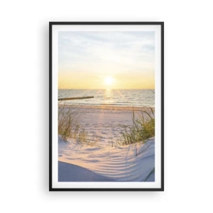 Pôster com moldura preta - O som do mar, o canto dos pássaros, a praia selvagem entre a relva... - 61x91 cm