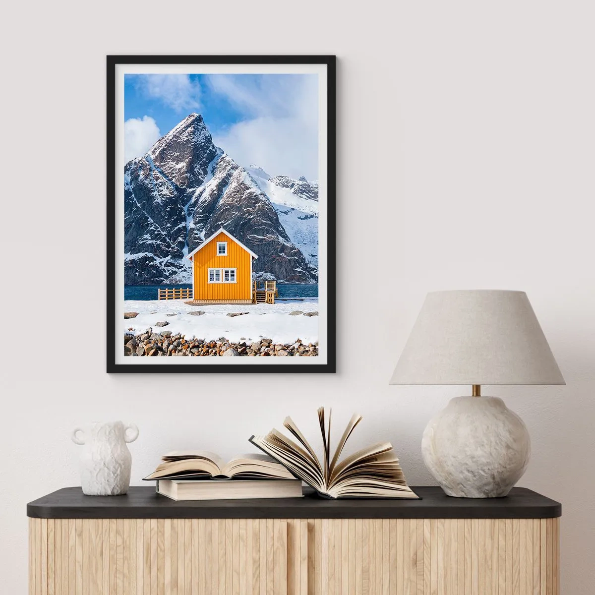 Pôster com moldura preta - Uma casa amarela com montanhas cobertas de neve ao fundo - 50x70cm - Feriados escandinavos - Decoração de parede moderna para a sala de estar e quarto ARTTOR