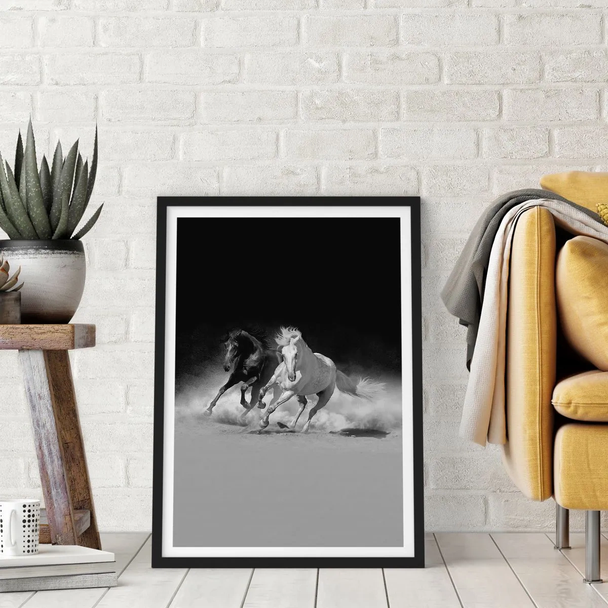Pôster com moldura preta - Cavalos galopando contra um fundo monocromático - 50x70cm - Galope da liberdade - Decoração de parede moderna para a sala de estar e quarto ARTTOR