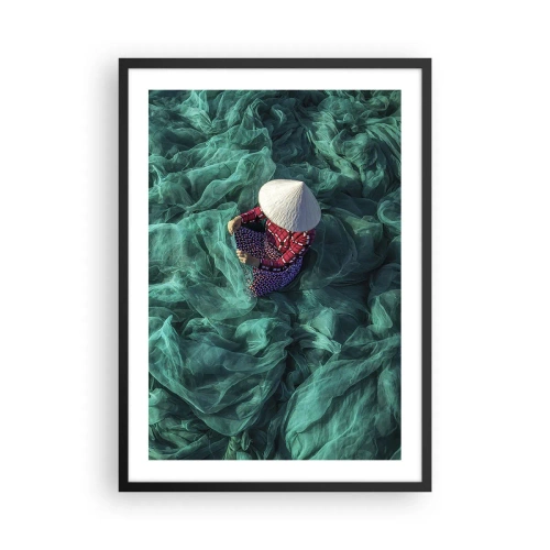 Pôster com moldura preta - Uma pessoa usando um chapéu entre redes de pesca verdes - 50x70cm - Num mar de redes - Decoração de parede moderna para a sala de estar e quarto ARTTOR